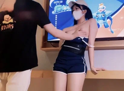 Nhân viên bán TV xinh đẹp được khách hàng may mắn