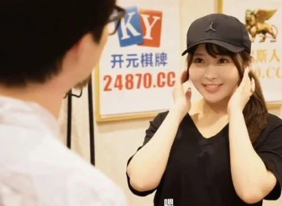 Cô nhân viên giao hàng dễ tính trong lúc làm việc