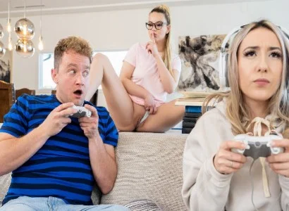thiếu nữ lơ là người yêu, mải chơi game nên bị bạn thân cướp mất