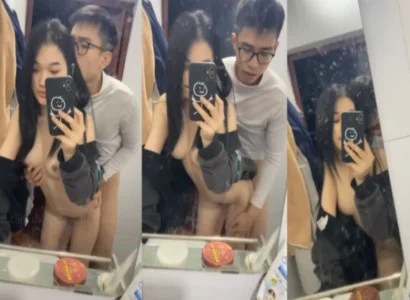 Đôi sinh viên trẻ ân ái với nhau trước gương