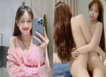 Cặp bạn thân gồm Lâm Thái Vy móc bím nhau trên nền tảng phát sóng trực tiếp